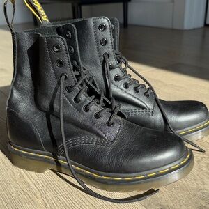Dr. Martens Black Leather Combat Boots Pascal 8-eye black boot